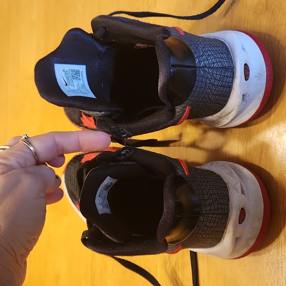 Nike size 7 very gently worn shoe less than 10 times. Pic shows tear in fabric. - Picture 3 of 4